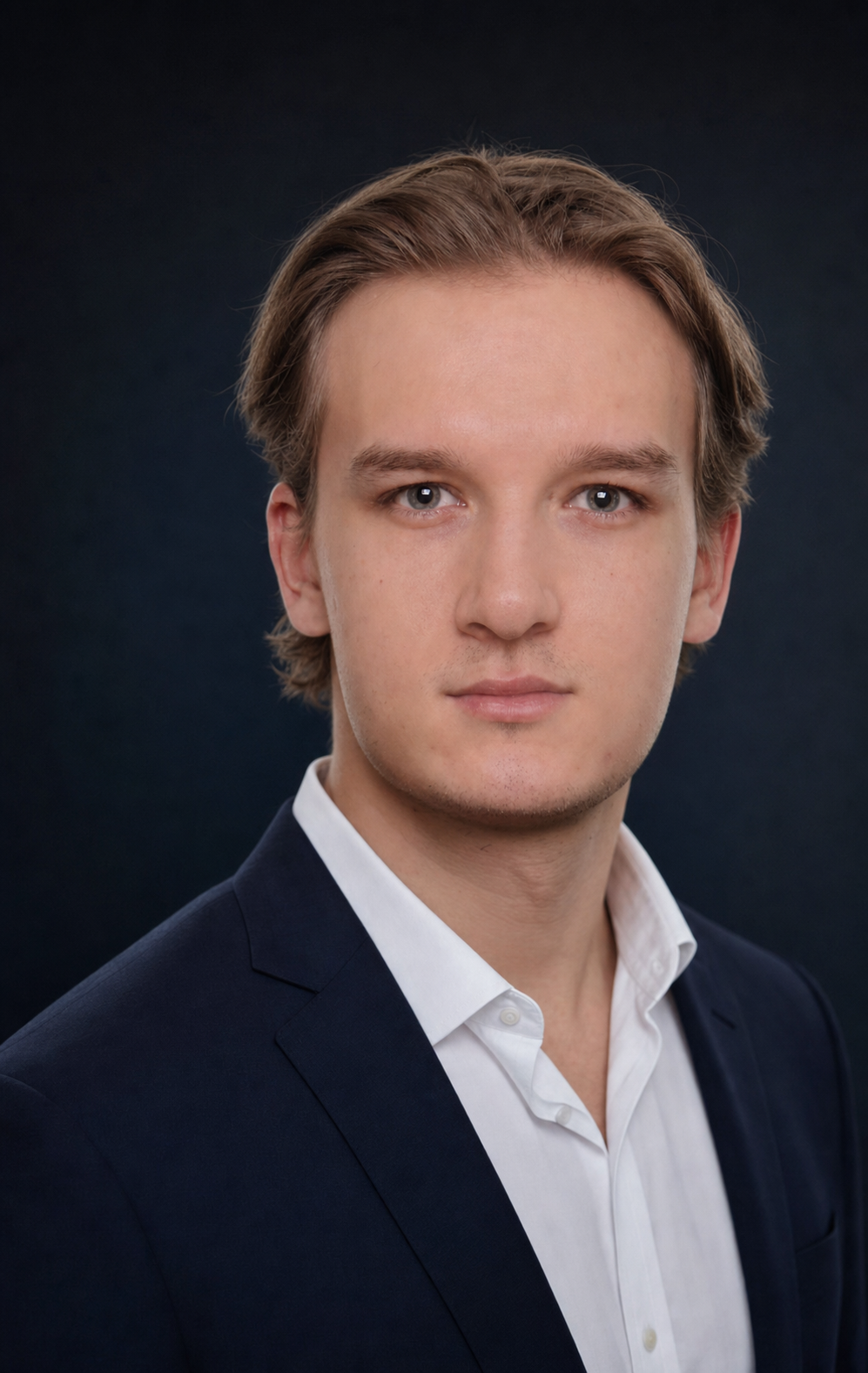 Kamil Wróblewski w granatowym garniturze